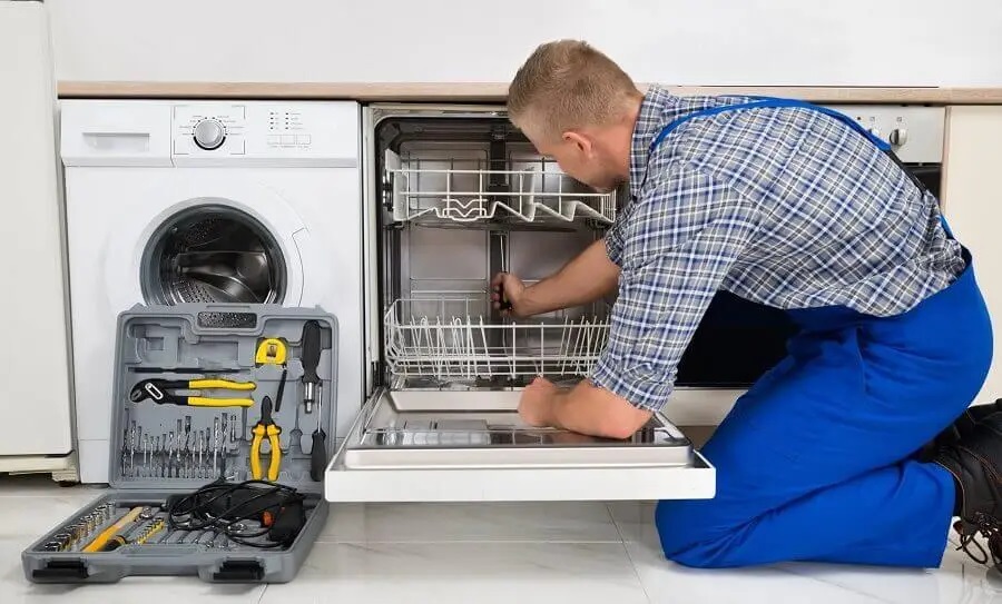 Cumayeri Warmhaus servisi teknisyen ekibi beyaz eşya tamiri yaparken